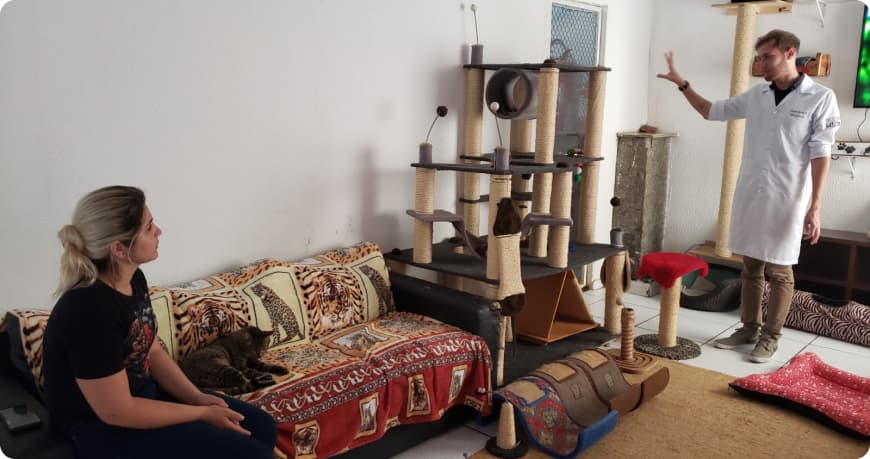 Profissionais apresentando estrutura para animais em abrigo